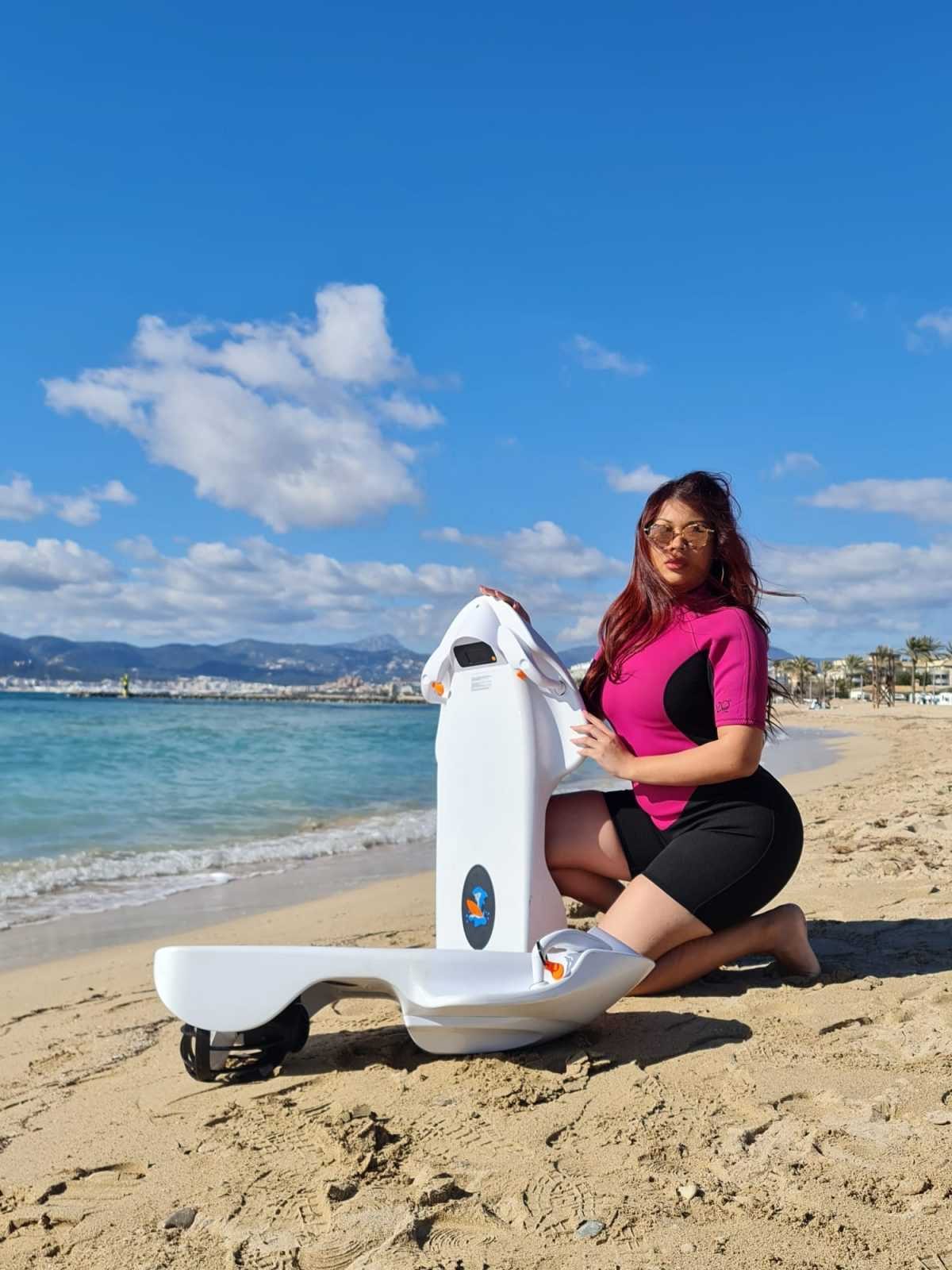 Modelo en la playa con scooter que se puede alquilar en manolo yachts.